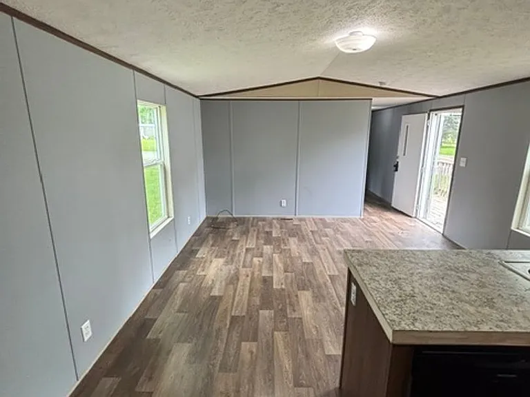 5600 W Kilgore Ave — Photo 2