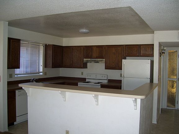 4th image of 1095 E Acacia Dr