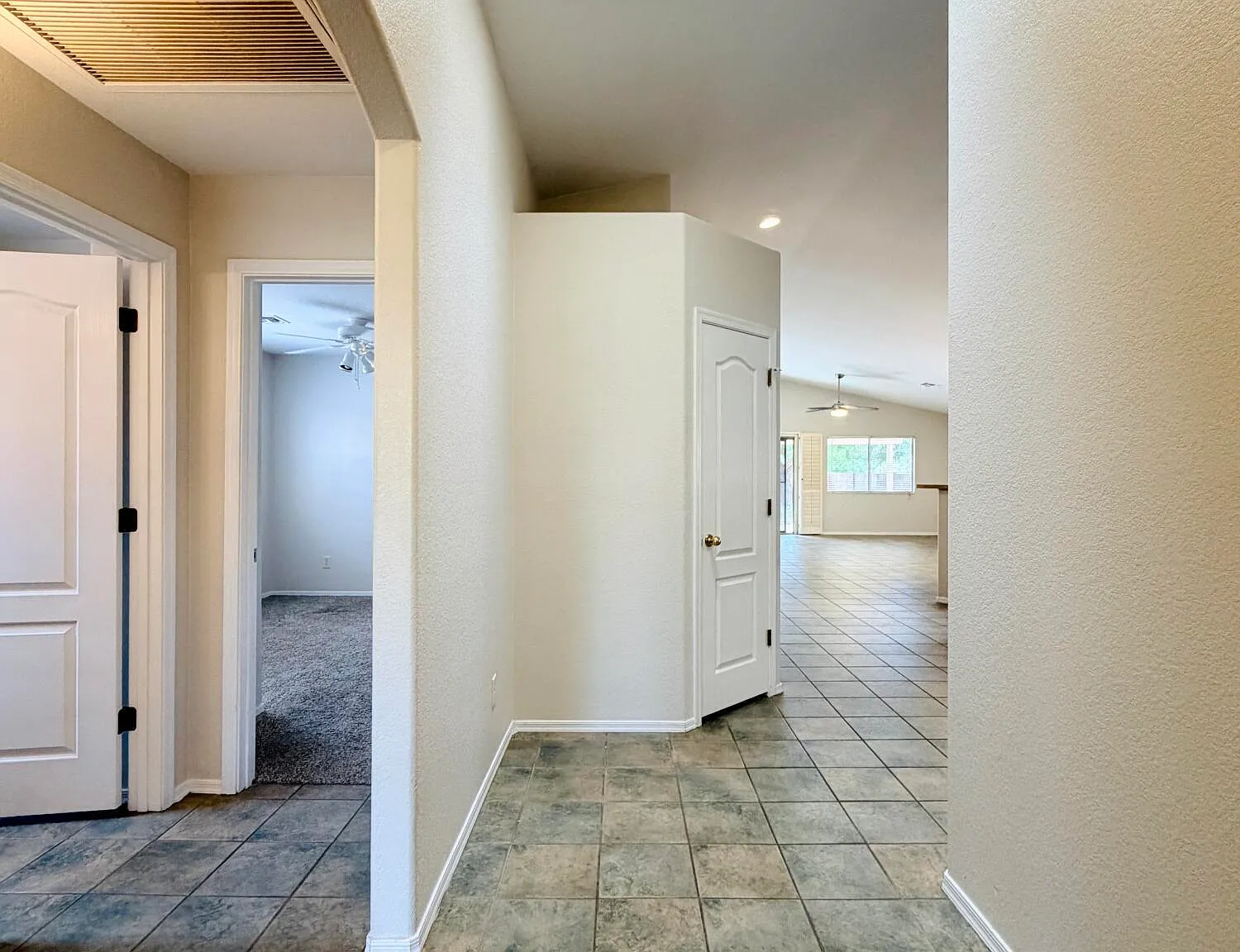 3 bed, 2.0 bath, 1715 sqft, $1,899 — Photo 3