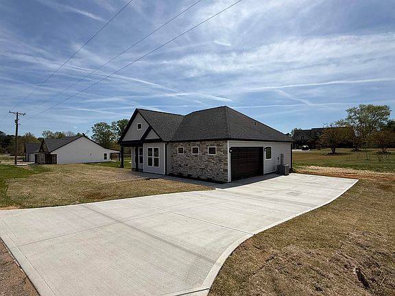 3rd image of 943 Ferree Rd