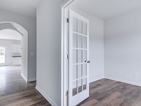 3rd image of 681 Circle Dr