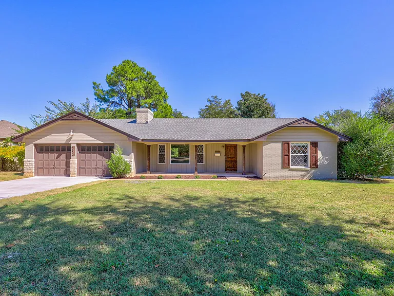 2820 Guilford Ln — Photo 2
