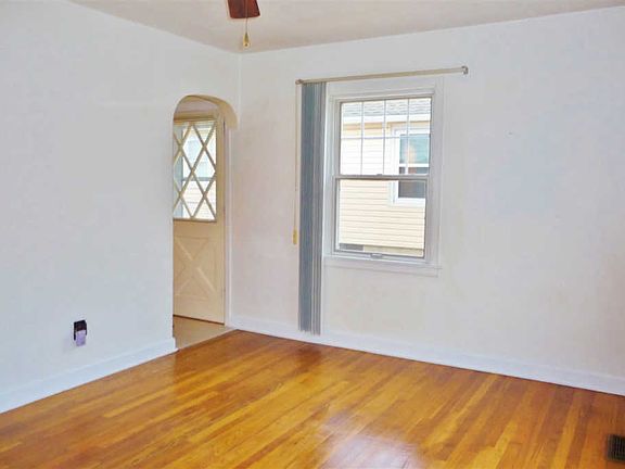 4th image of 908 Peter Ave