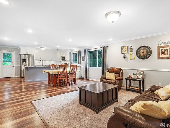 Open concept kitchen/dining/family rooms