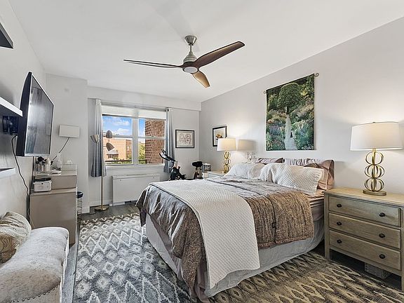 5th image of 3777 Independence Ave APT 5F