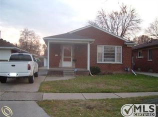 20704 Hunt Club Dr, Harper Woods, MI 48225