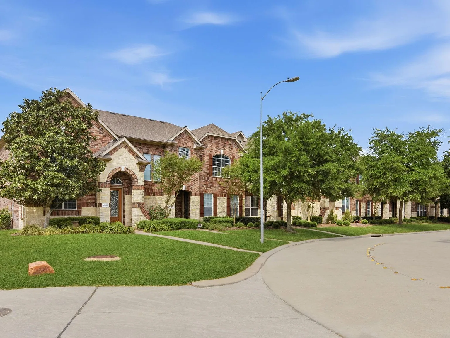 2 bed, 2.5 bath, 1832 sqft, $2,250 — Photo 3
