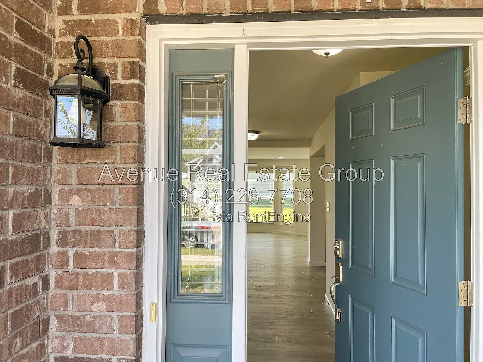 4 bed, 2.5 bath, 2584 sqft, $2,690 — Photo 2