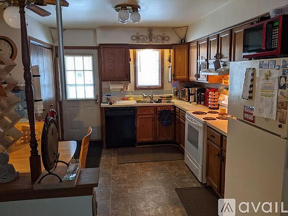 4th image of 1061 Mineral Springs Dr