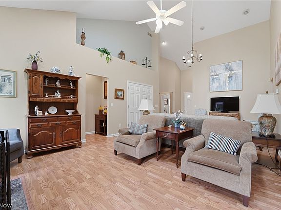 5th image of 737 Elmwood Point