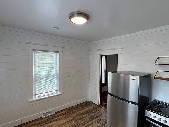3rd image of 306 York St #1