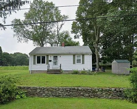 2BR 1B ranch on a quiet dead end street. Walk to water.