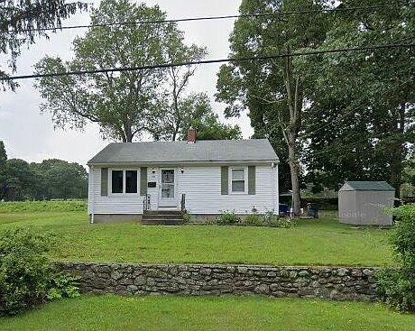 2BR 1B ranch on a quiet dead end street. Walk to water.
