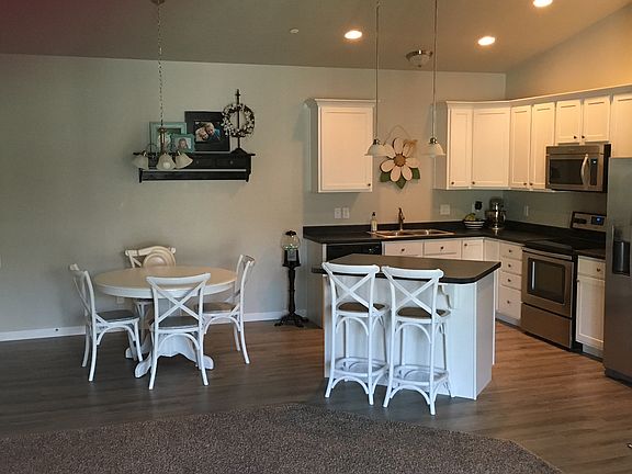 Great kitchen/dining