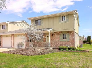 875 Queenswood Ct, Wheaton, IL 60189