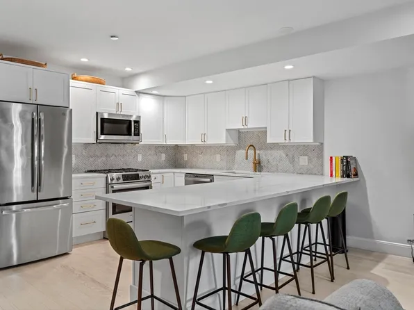 120 W 7th St APT 304, South Boston, MA 02127