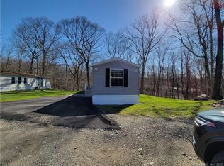 800 Long Cove Rd APT 5, Gales Ferry, CT 06335