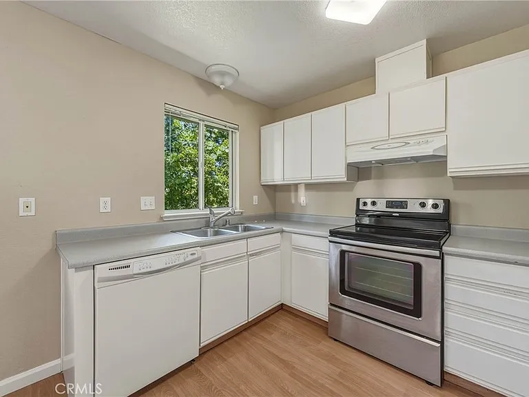 687 Armstrong St — Photo 15