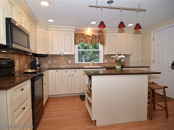3rd image of 77 Carolyn Dr