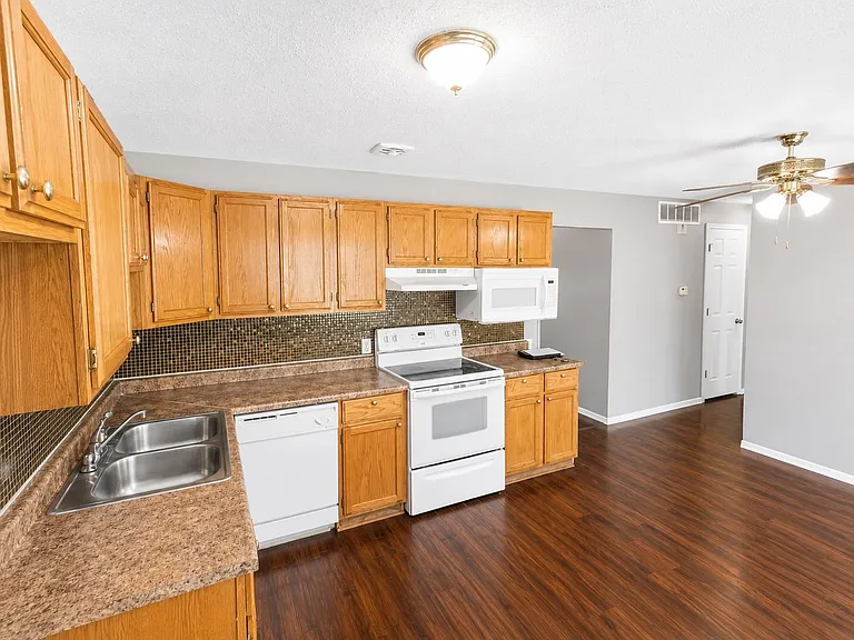 10220 Doane Dr — Photo 6