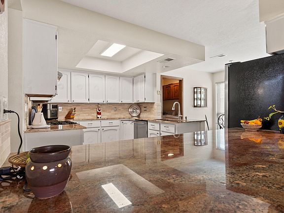 4th image of 5400 Camino Montano NE