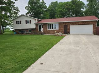 1765 Firefly Rd, Manchester, IA 52057