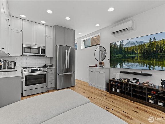2nd image of 1428 24TH Avenue #B