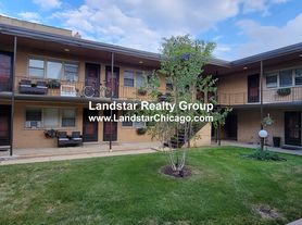 1735 W Bryn Mawr Ave, Chicago, IL