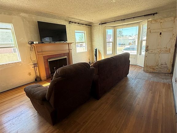 3rd image of 2105 Easton St