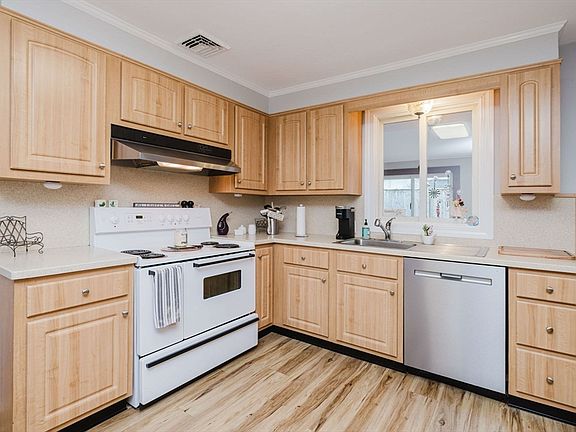 5th image of 554 Madison St