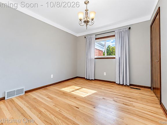 4th image of 38521 Roycroft St