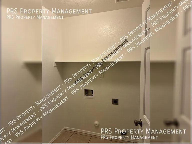 1042 S Clancy Cir — Photo 10