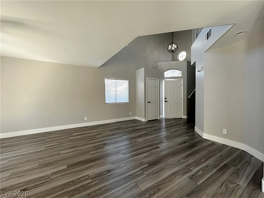 5 bed, 2.5 bath, 2090 sqft, $2,640 — Photo 3