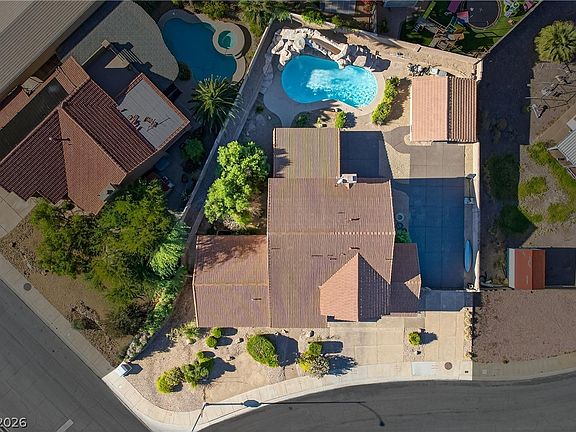 5th image of 301 W Country Club Dr