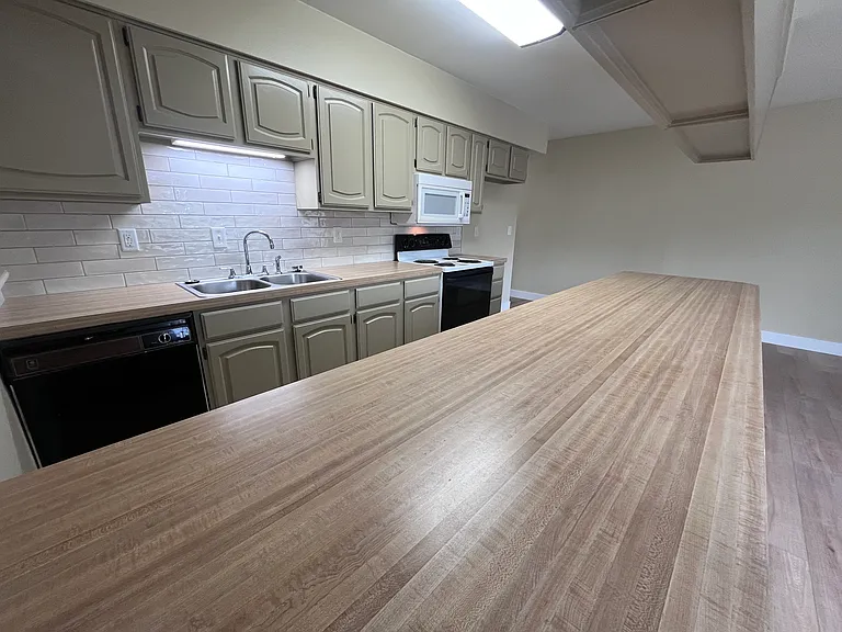 1402 Emery Ct #1 — Photo 5