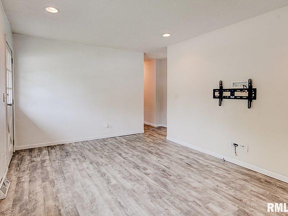 3rd image of 2211 Echodale Dr