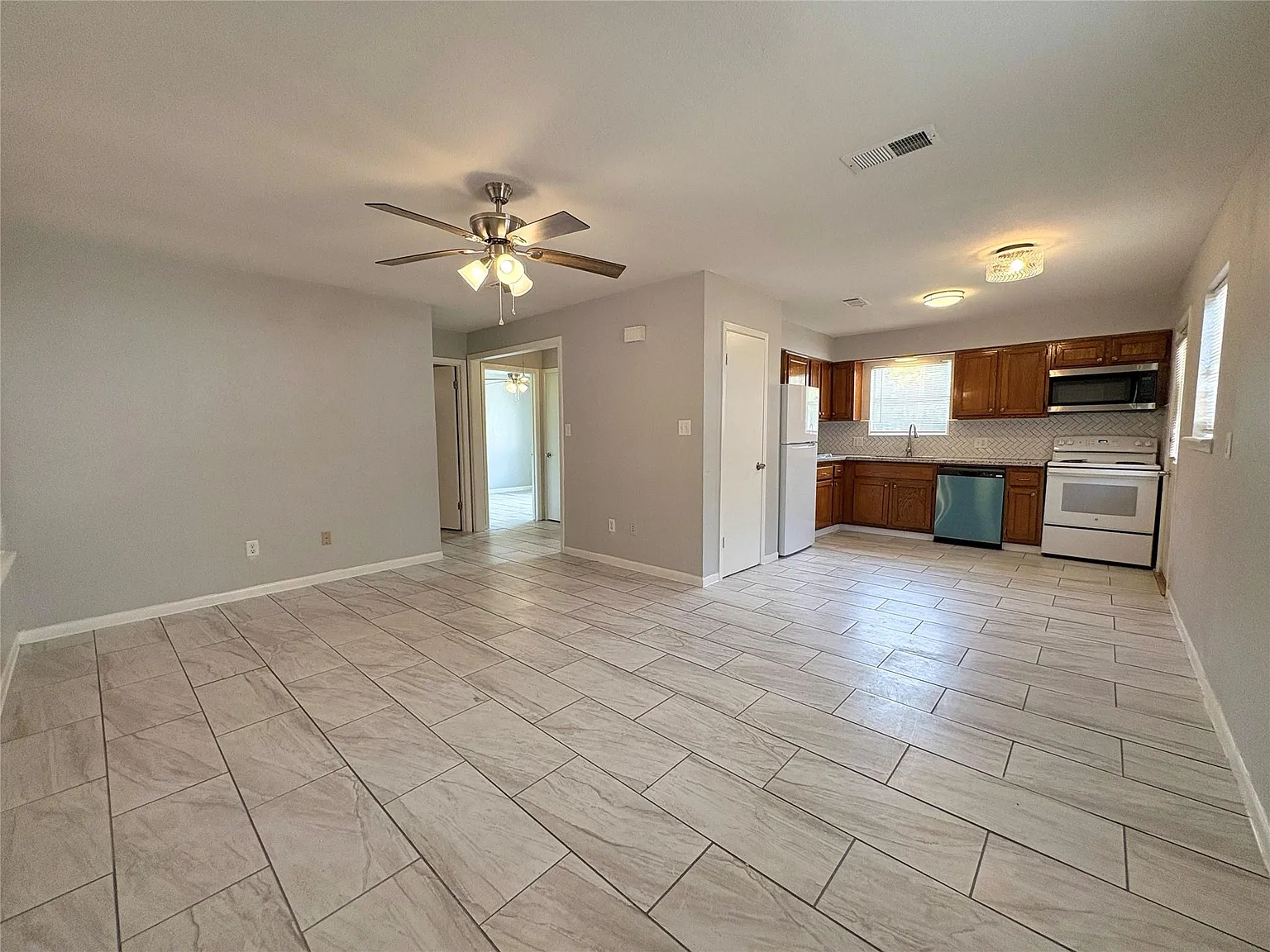 2 bed, 1.0 bath, 861 sqft, $1,000 — Photo 3