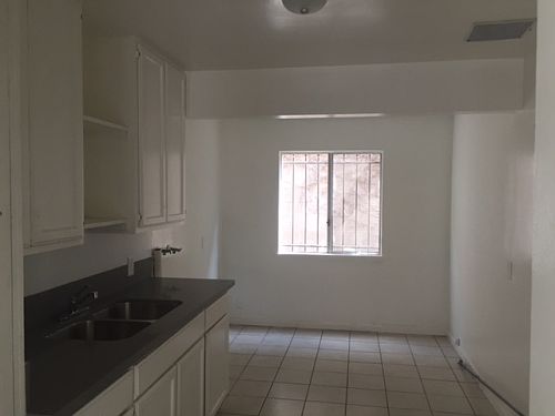 3rd image of 929 E 108th St APT 06