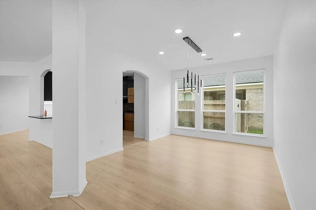 4 bed, 2.5 bath, 3073 sqft, $2,800 — Photo 3