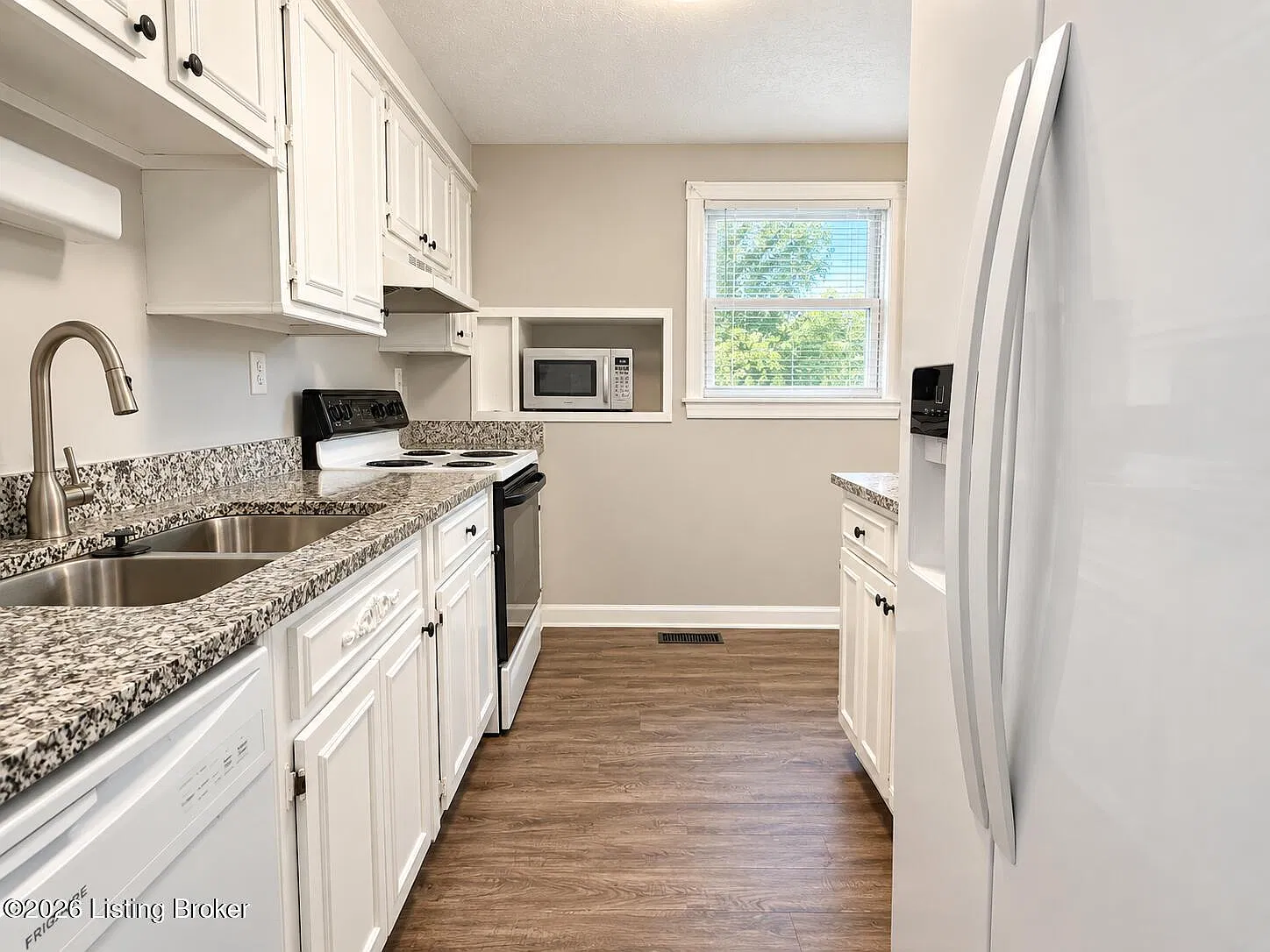 4 bed, 2.0 bath, 1929 sqft, $2,295 — Photo 4