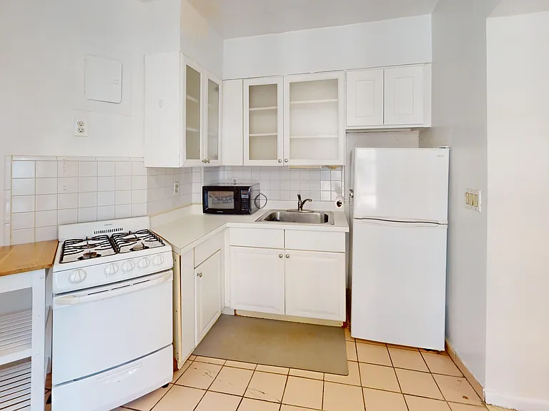 300 1/2 E 65th St #4 — Photo 17
