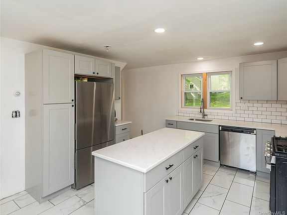 5th image of 164 Greenwich Avenue