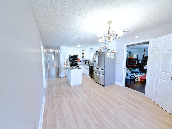 3rd image of 2207 Cool Springs Rd