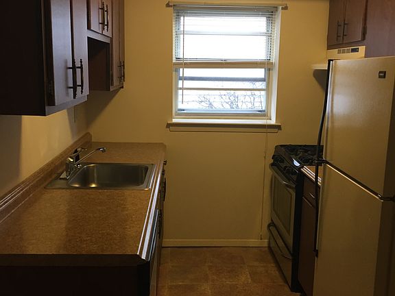 4th image of 560 Lakeville Rd APT 1B
