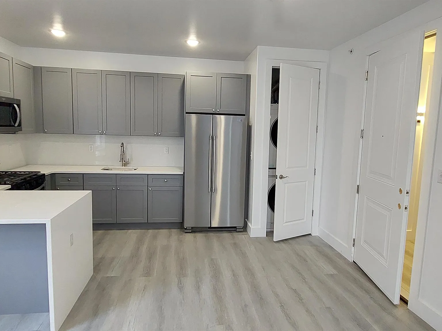 2 bed, 675 sqft, $2,100 — Photo 3