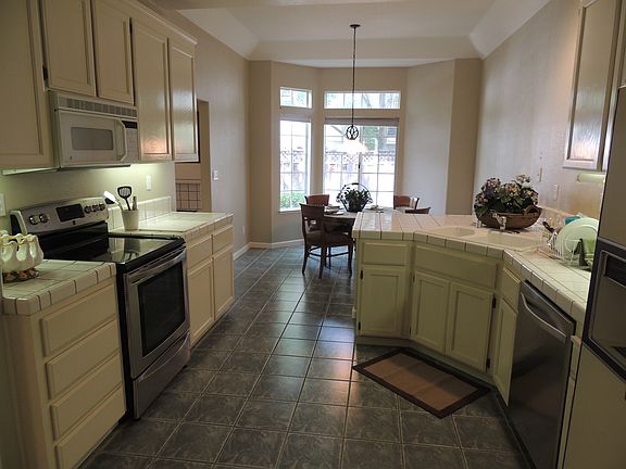 3rd image of 92 Amberfield Ln