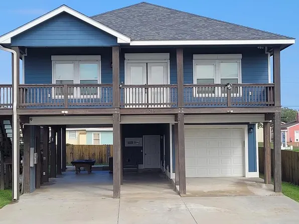 1215 S Live Oak St, Rockport, TX 78382