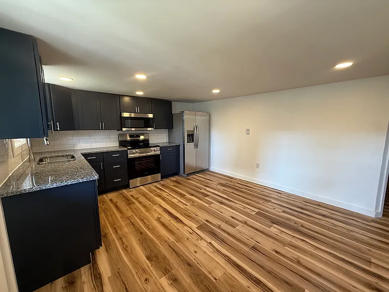 400 Erie St — Photo 2