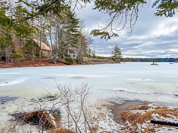 3rd image of 818 Narrows Rd E