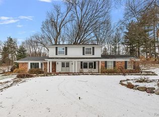 26075 Woodlore Rd, Franklin, MI 48025